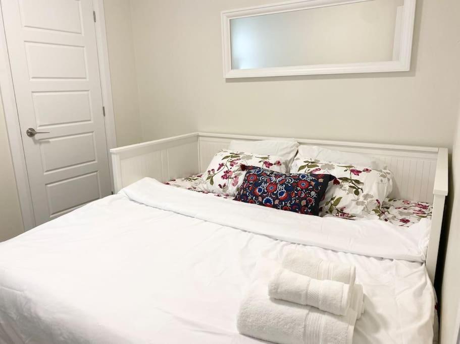Beautiful Walk Out Basement Apartment In Pickering Near Beach Esterno foto