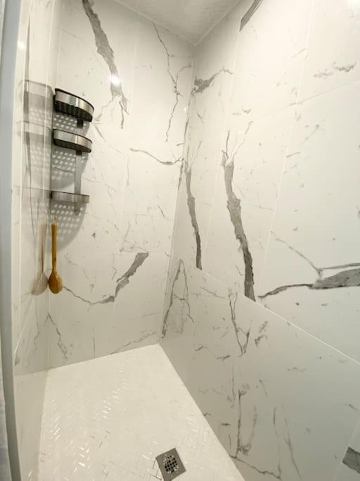 Beautiful Walk Out Basement Apartment In Pickering Near Beach Esterno foto