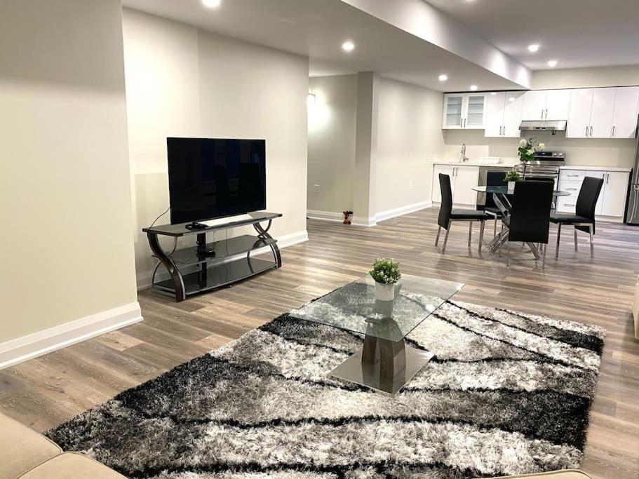 Beautiful Walk Out Basement Apartment In Pickering Near Beach Esterno foto