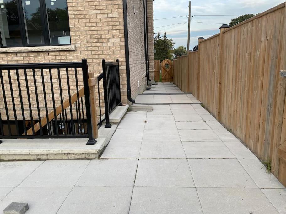Beautiful Walk Out Basement Apartment In Pickering Near Beach Esterno foto