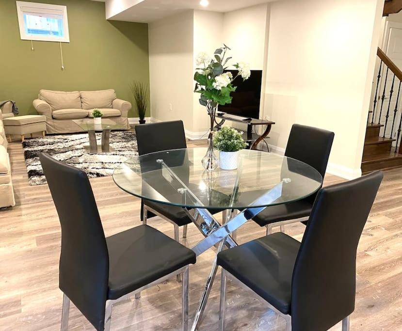 Beautiful Walk Out Basement Apartment In Pickering Near Beach Esterno foto
