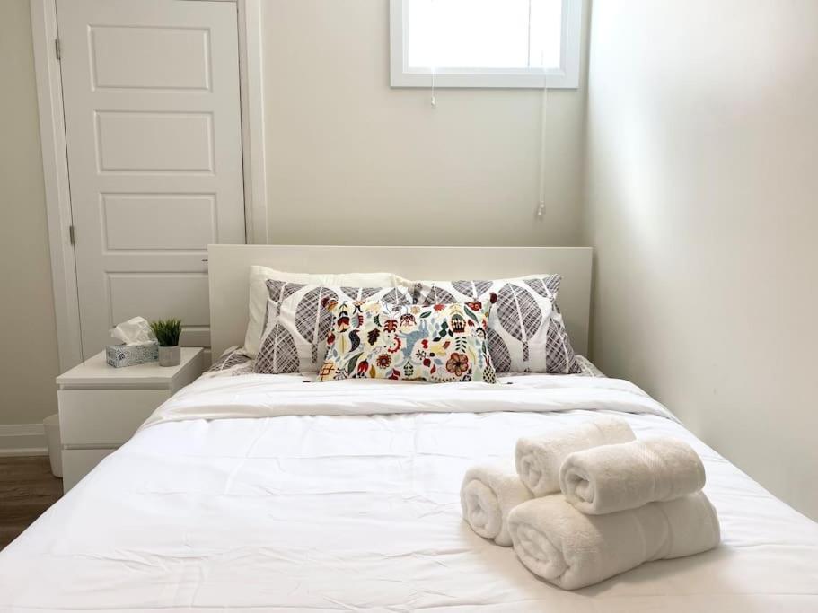 Beautiful Walk Out Basement Apartment In Pickering Near Beach Esterno foto