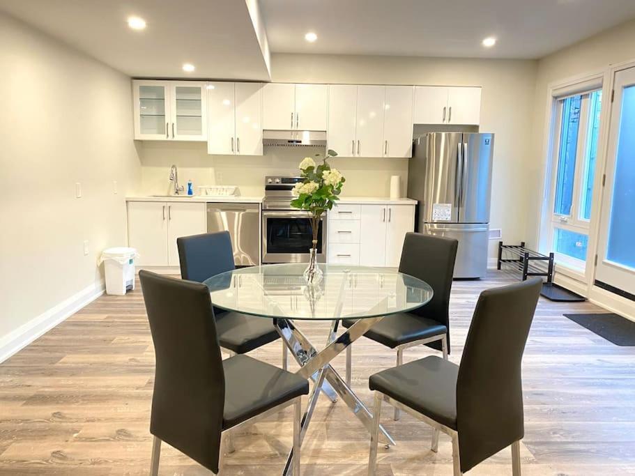 Beautiful Walk Out Basement Apartment In Pickering Near Beach Esterno foto