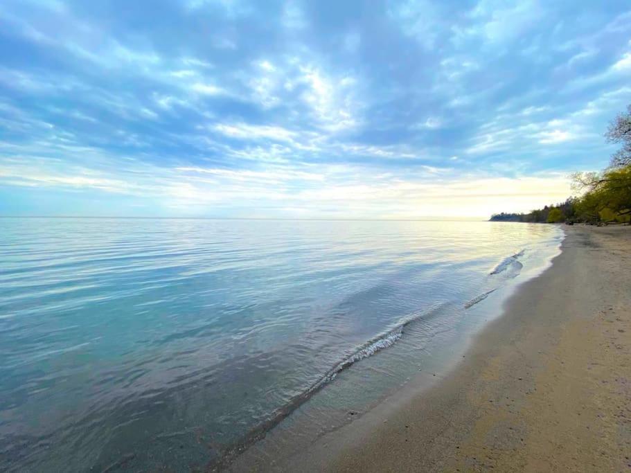 Beautiful Walk Out Basement Apartment In Pickering Near Beach Esterno foto