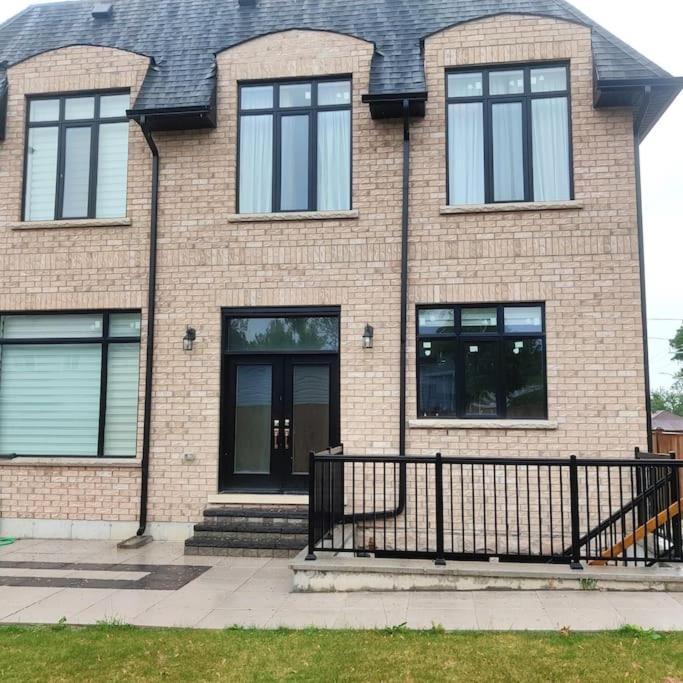 Beautiful Walk Out Basement Apartment In Pickering Near Beach Esterno foto