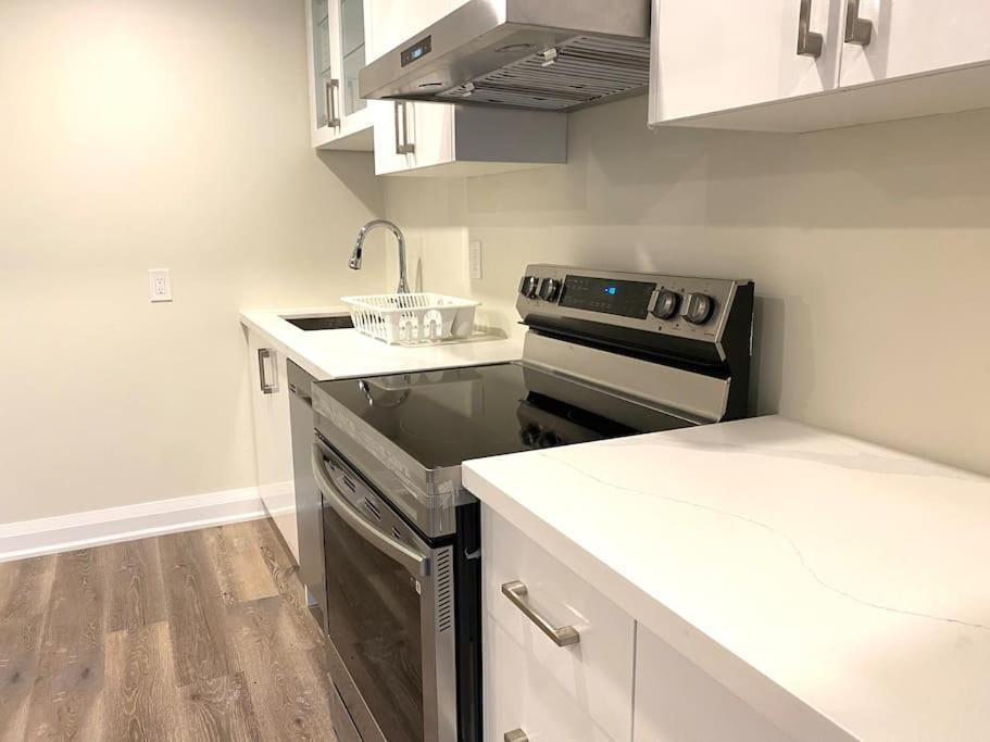 Beautiful Walk Out Basement Apartment In Pickering Near Beach Esterno foto