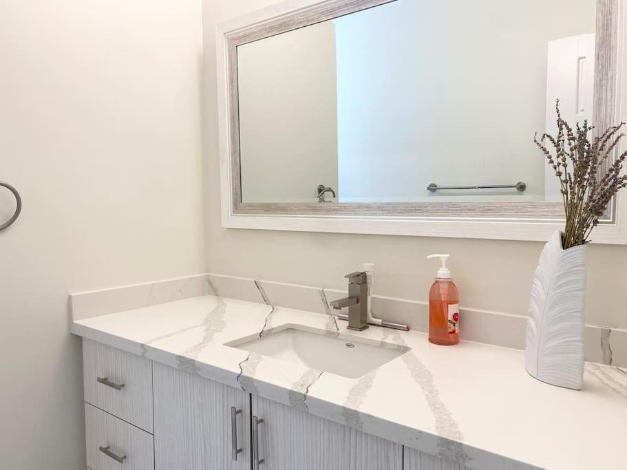 Beautiful Walk Out Basement Apartment In Pickering Near Beach Esterno foto
