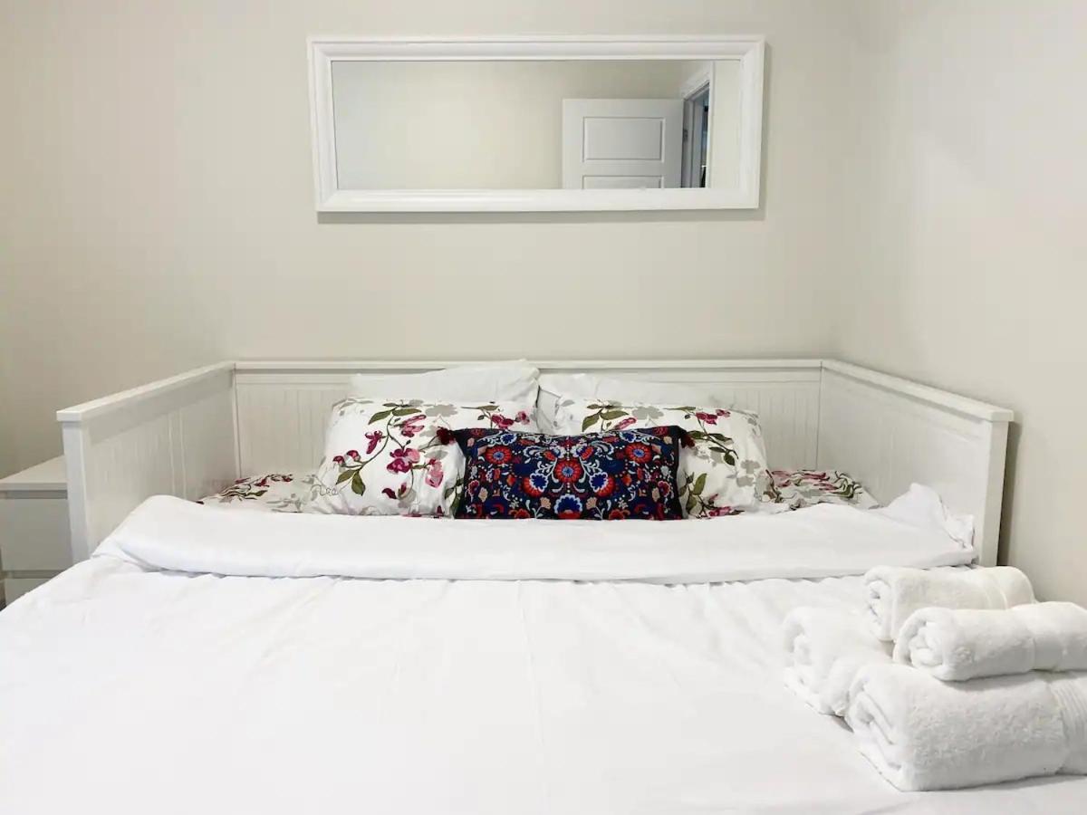 Beautiful Walk Out Basement Apartment In Pickering Near Beach Esterno foto